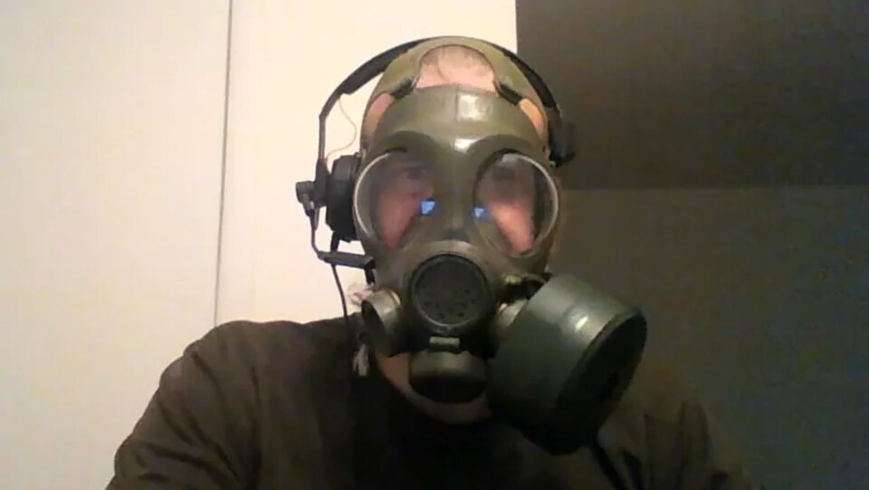 Patrik Mathews porte un masque à oxygène.
