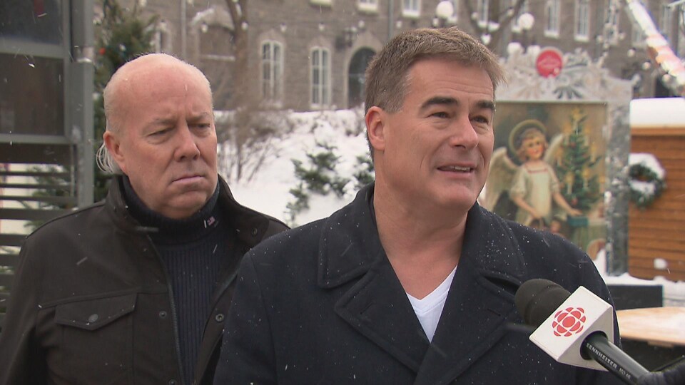 Éric Ralph Mercier et Patrick Paquet lors d'un point de presse à l'extérieur de l'hôtel de ville de Québec.