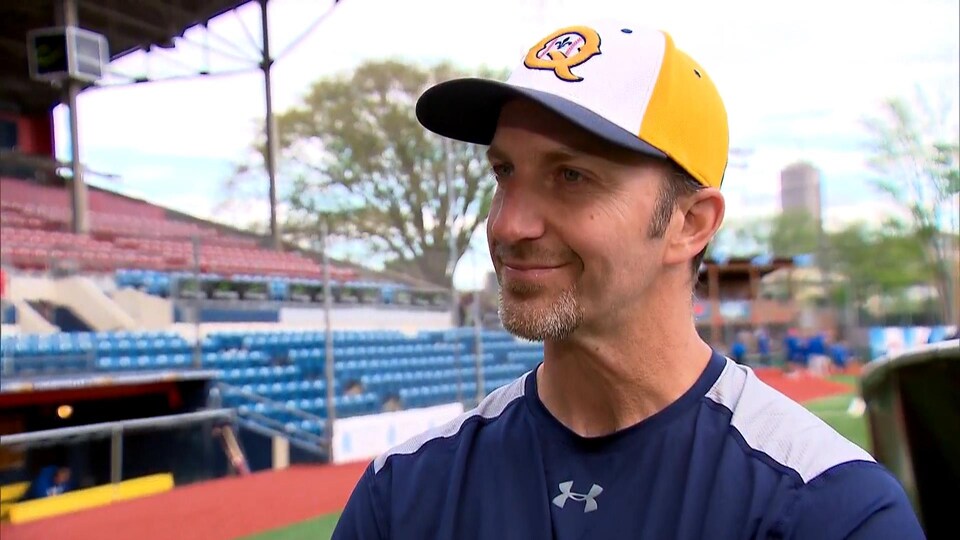 Patrick Scalabrini accorde une entrevue au journaliste de Radio-Canada Guillaume Piedboeuf sur le terrain du stade Canac.