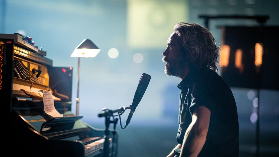 Patrick Watson est au piano.