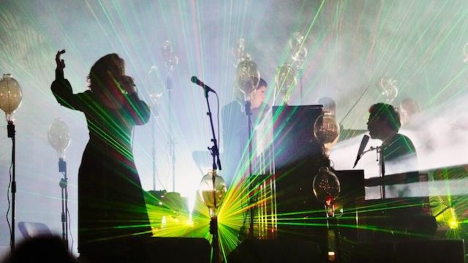 Le groupe de Patrick Watson durant un concert.