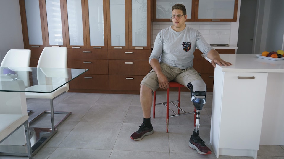 Portrait de Paul-André Perreault avec sa prothèse dans sa cuisine.
