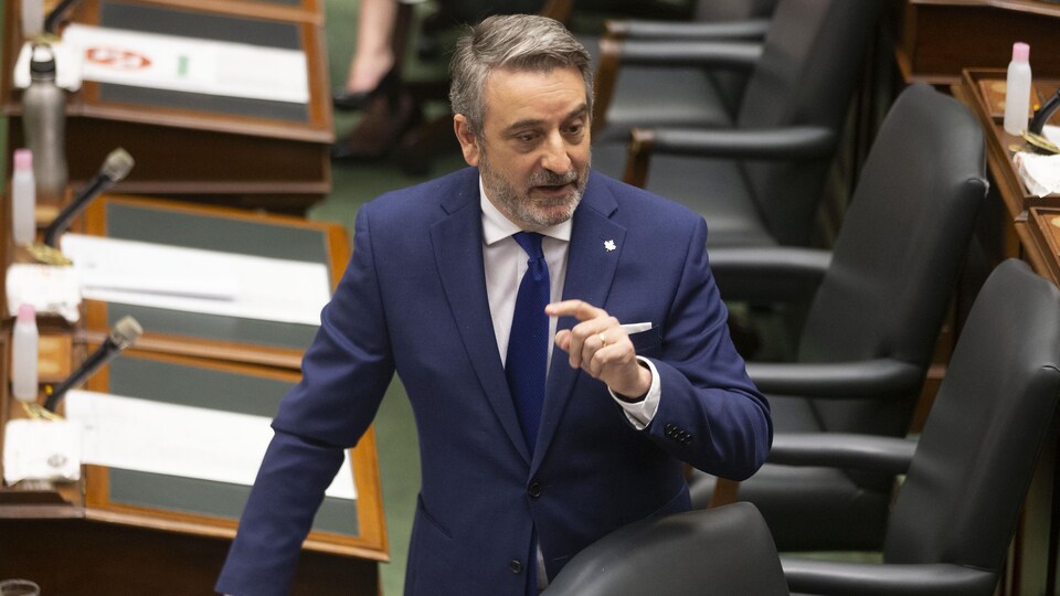 Le député progressiste-conservateur Paul Calandra a été promu ​ministre des Affaires législatives. Il s'agit d'un nouveau rôle qui n'existait pas auparavant et qui reste à être défini.