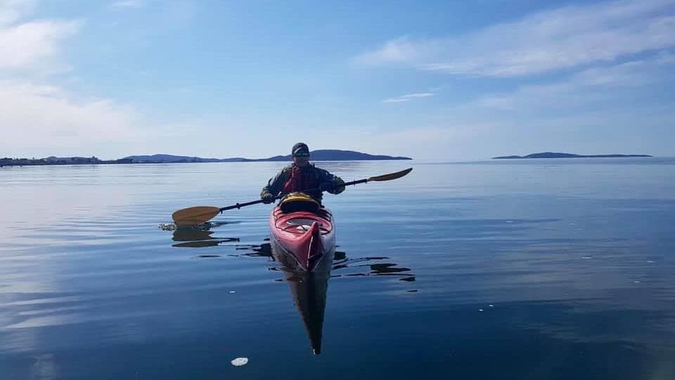 Portrait de Paul Lavoie en kayak sur le fleuve, sur la Côte-Nord.