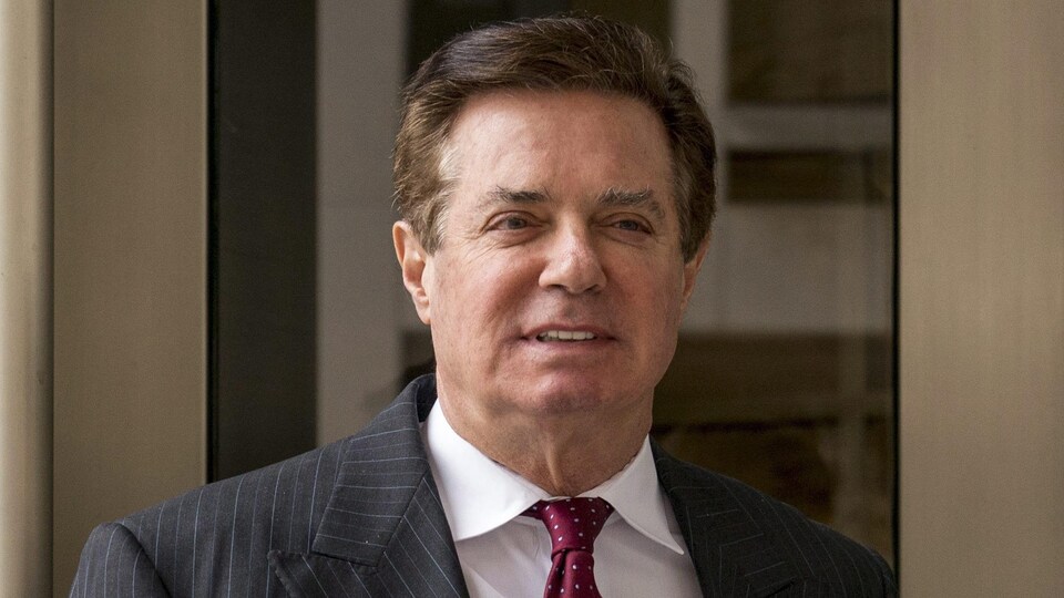 Paul Manafort sai de um tribunal e se preocupa. 