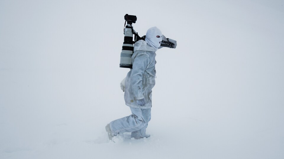 Un homme habillé en blanc sur un fond blanc.