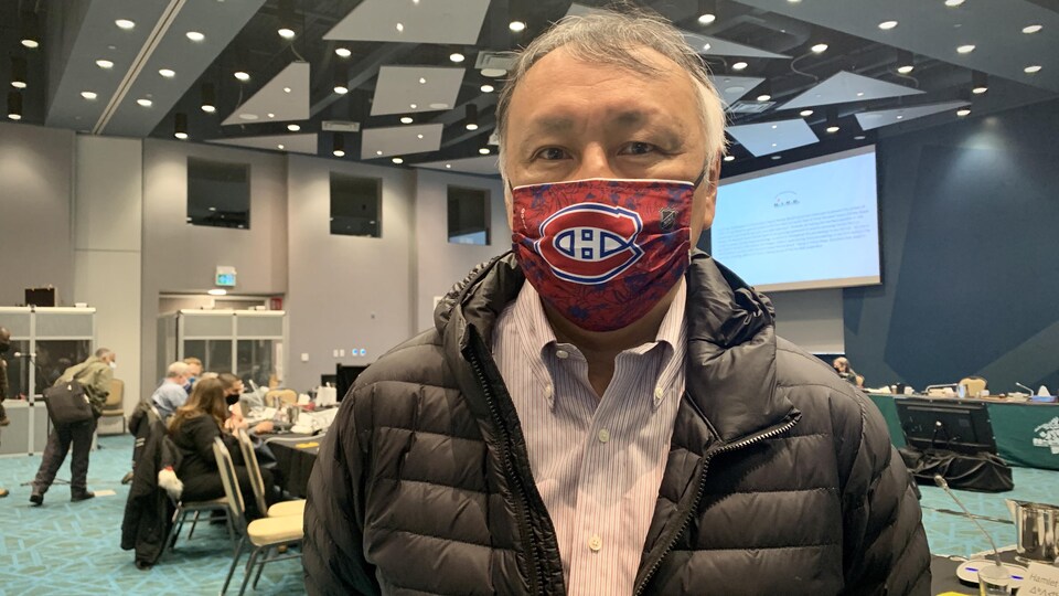 Paul Okalik dans une salle de conférence d'Iqaluit.