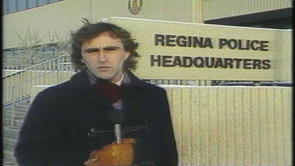 Paul Rousseau faisant un stand-up devant le quartier général de la police de Regina.