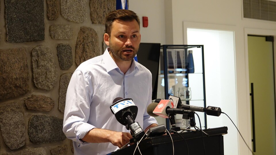 Le chef péquiste Paul St-Pierre Plamondon en visite à Carleton-sur-Mer