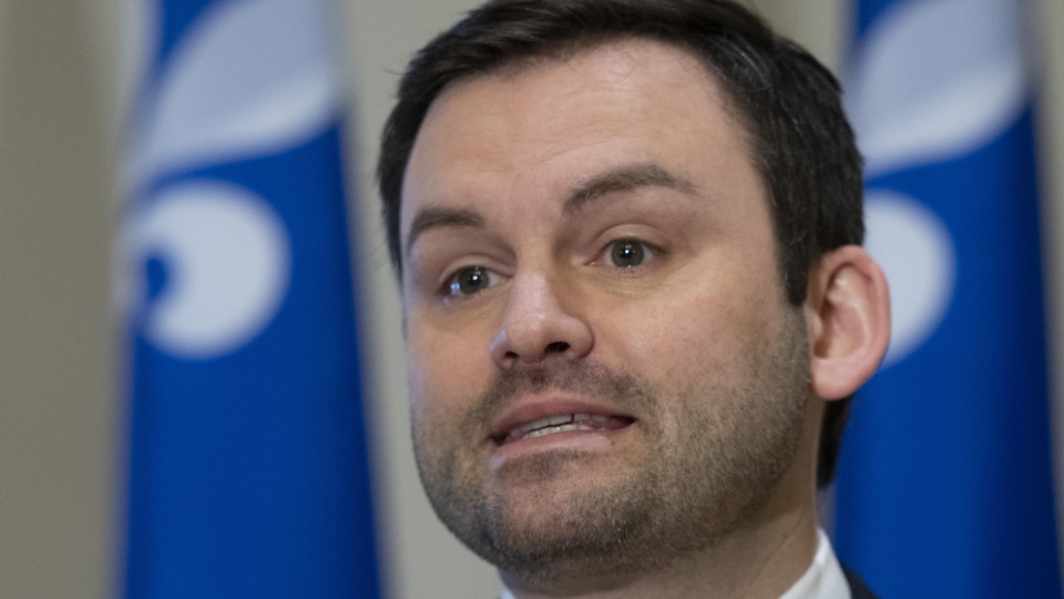 Gros plan de Paul St-Pierre Plamondon, qui a une barbe de quelques jours et porte les cheveux courts.