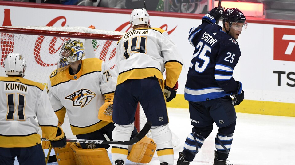 Paul Stastny fête son but contre les Prédateurs de Nasvhille, le 23 octobre 2021.