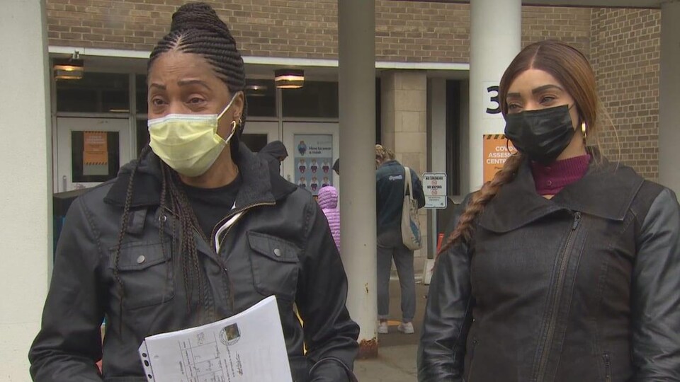 Deux femmes qui portent des masques