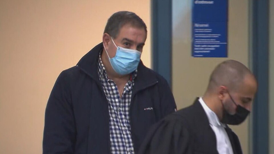 Paul Zaidan dans un corridor du palais de justice de Montréal.