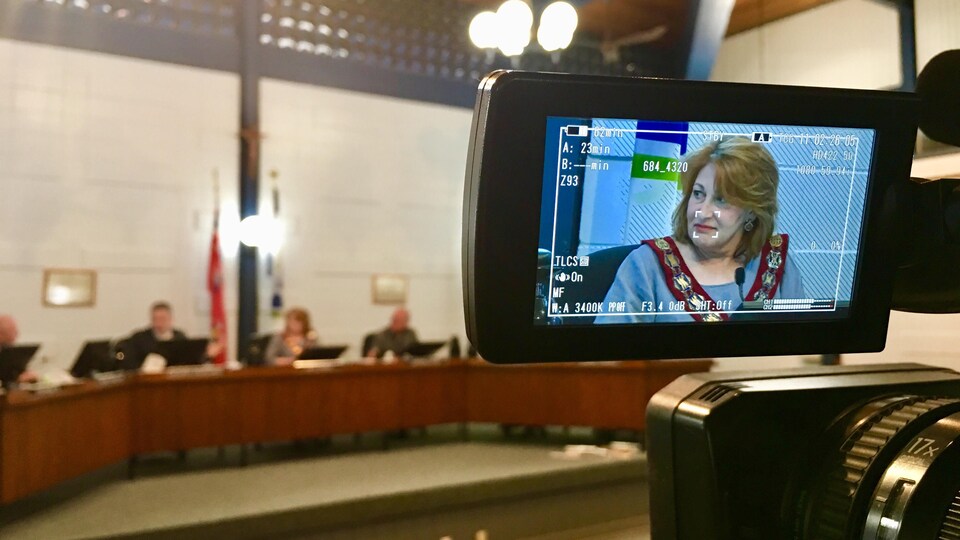 Paula Assaly, mairesse de Hawkesbury, lors d'une séance du conseil municipal, vue sur l'écran d'un caméscope.