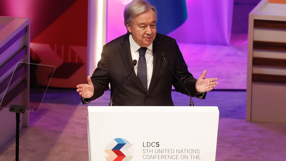 Le secrétaire général des Nations unies (ONU), Antonio Guterres, derrière un lutrin.