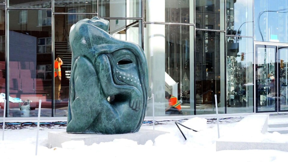 Une sculpture en marbre vert.