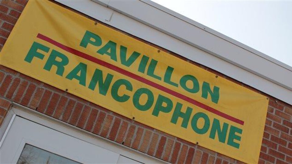 Une affiche jaune indiquant « pavillon francophone » acccrochée à l'extérieur de l'École Mgr de Laval à Regina