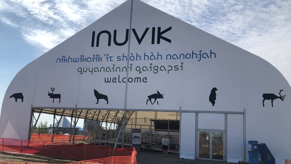Image du pavillon avec le mot "bienvenue" en 3 langues avec des dessins d'animaux.