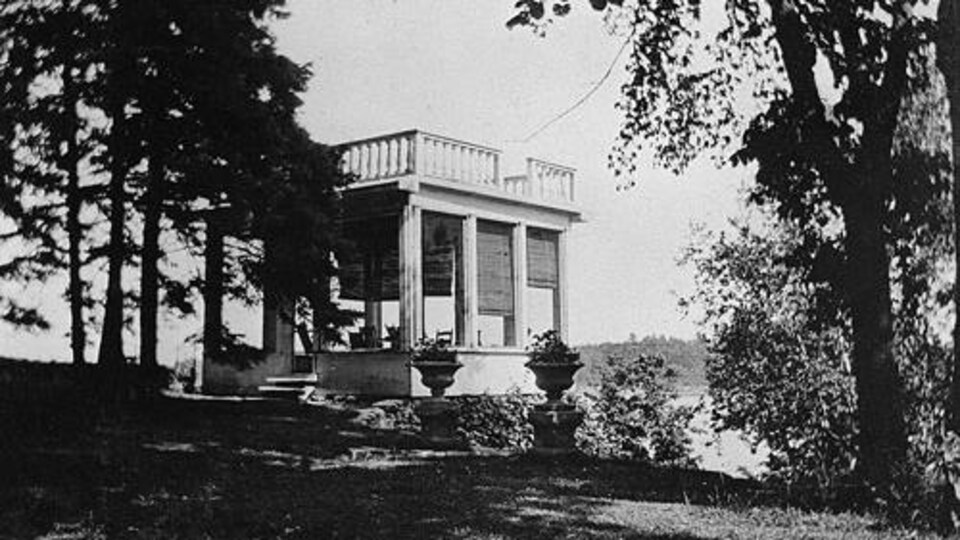 Le pavillon de thé du Manoir Papineau vers 1915.