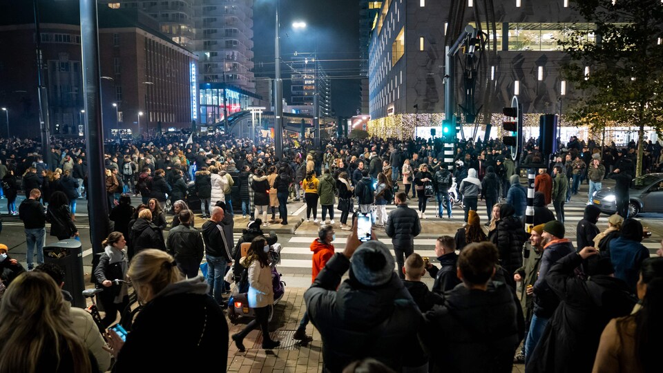 Une foule dans les rues de Rotterdam.