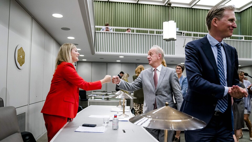 Les deux politiciens cognent leurs poings les uns contre les autres.