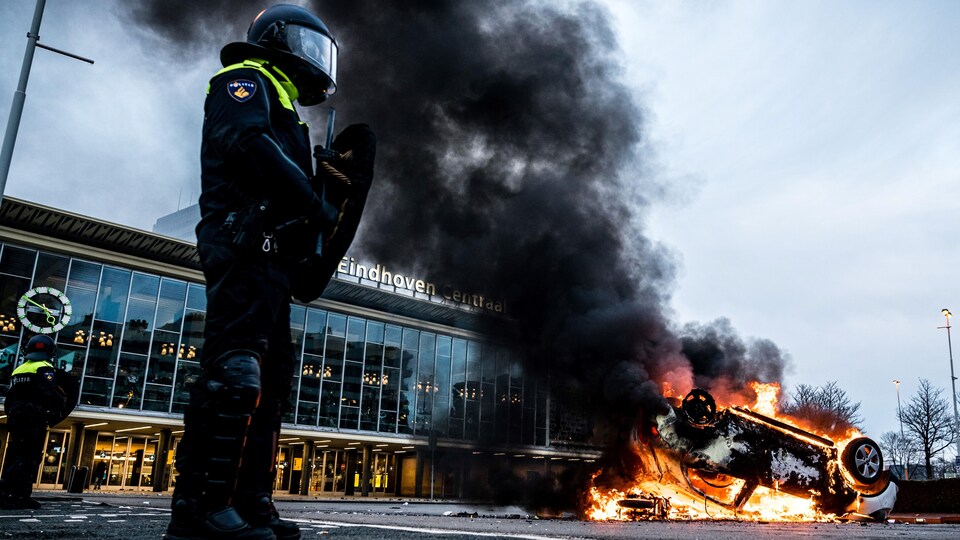 Une voiture brûle devant la gare à Eindhoven.