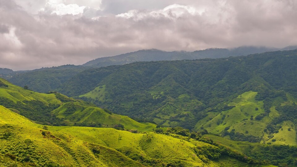 Un paysage montagneux sous un ciel nuageux.