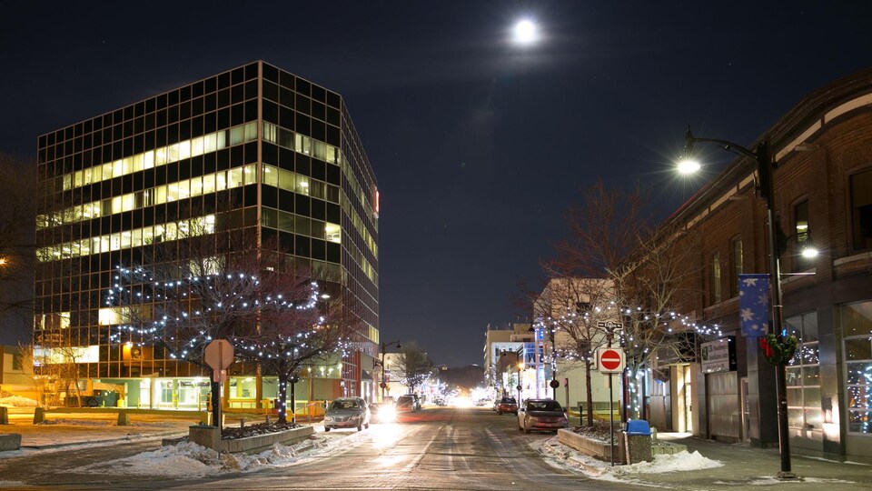 Le centre-ville du Grand Sudbury, la nuit.