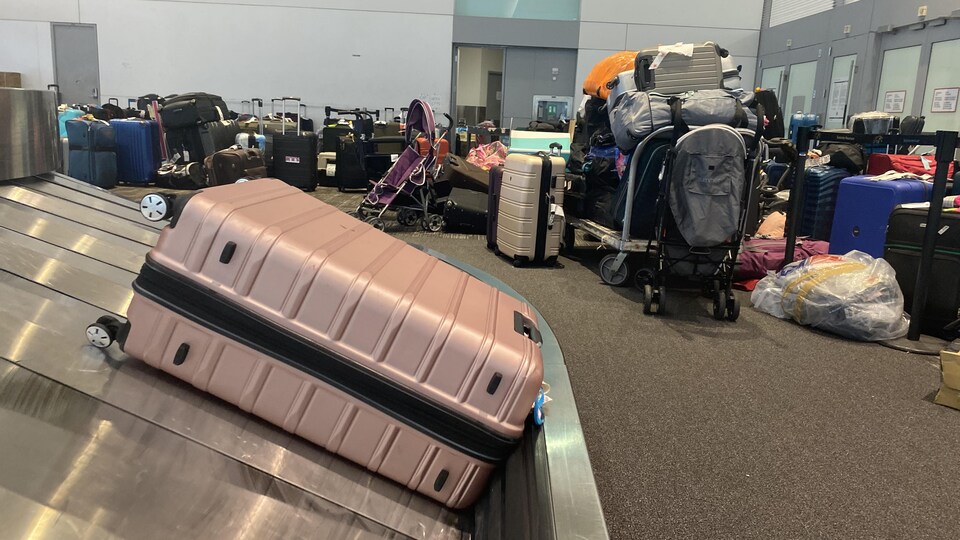Des bagages empilés à l'aéroport Pearson de Toronto. 