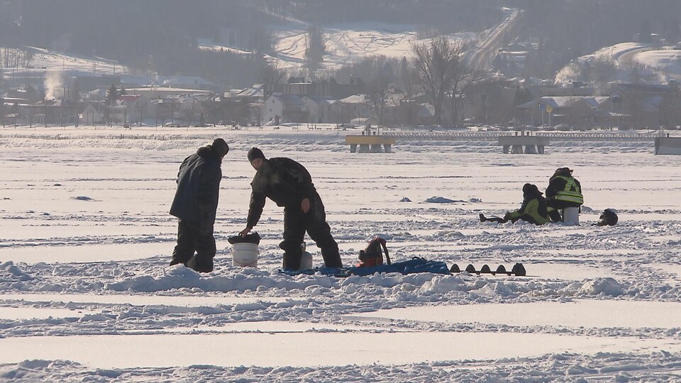 Des pêcheurs sur les glaces de la baie des Ha! Ha!