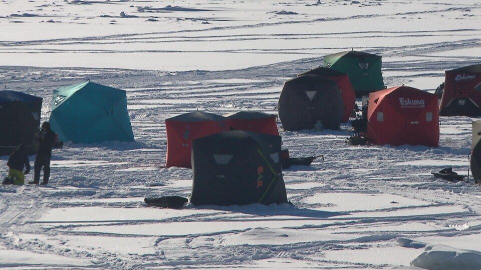 Des tentes installées sur les glaces à La Baie.