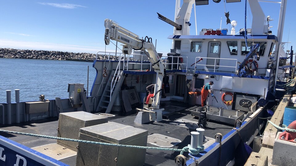 Pêcheurs de crabe au travail sur un bateau.