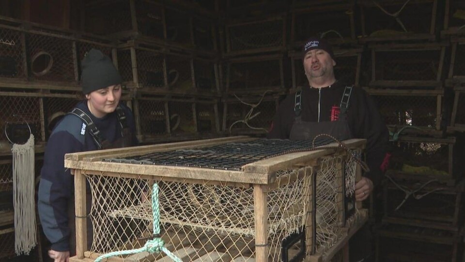 Terry Harris et sa fille Heather transportent des casiers au homard.