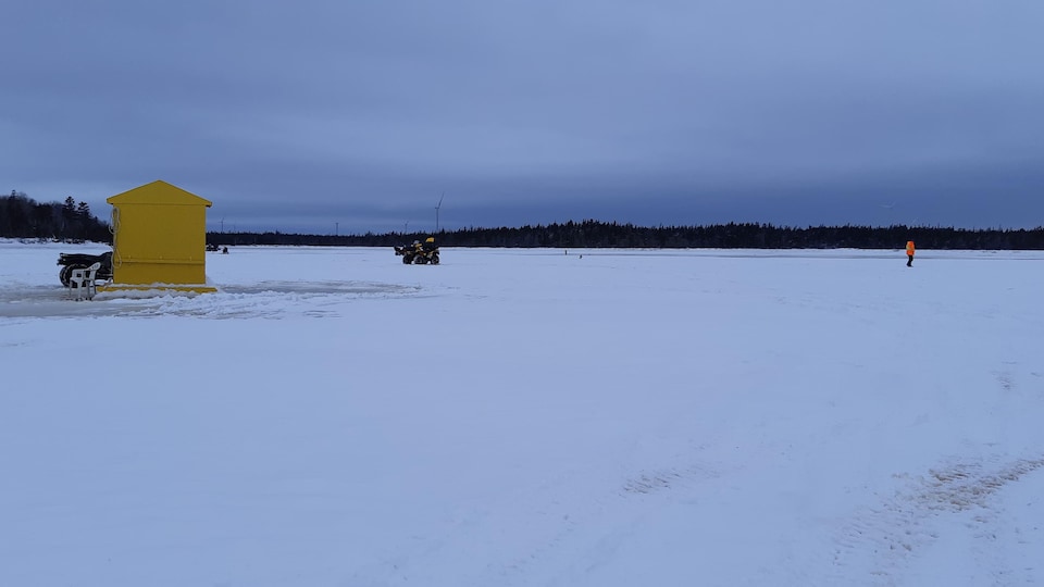 Une cabane à éperlans sur la glace. 