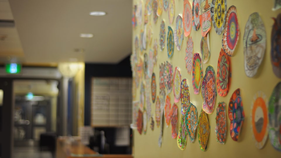 Un mur de l'hôpital de jour avec des mandalas.