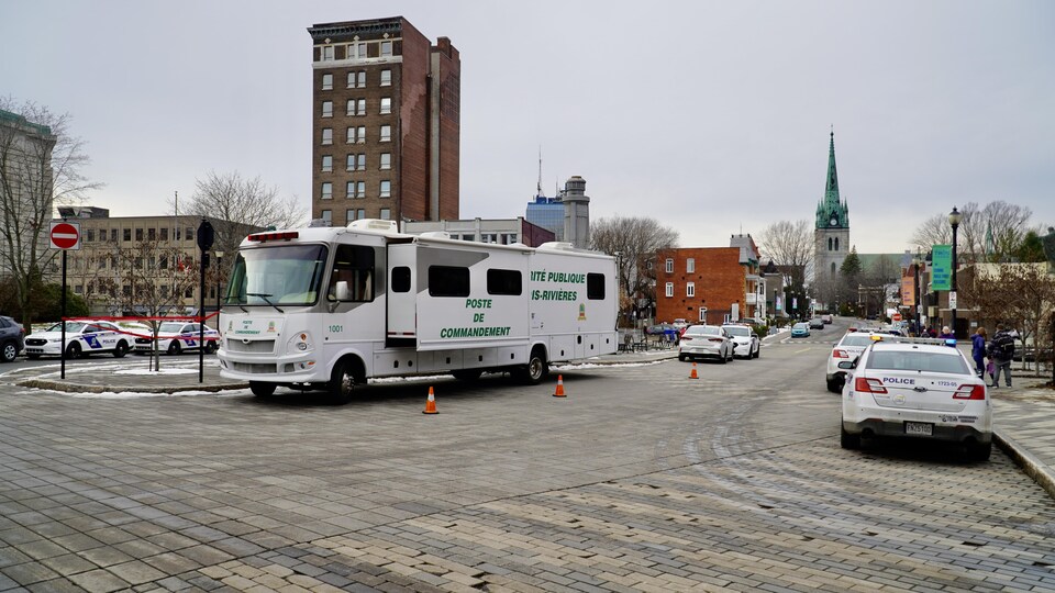 Des véhicules de police à la place du Flambeau, au centre-ville de Trois-Rivières.