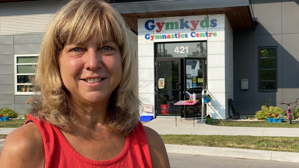 Peggy Glassco devant son commerce.