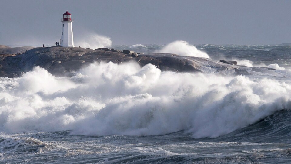 Fortes vagues devant des rochers et devant le phare de Peggy's Cove en Nouvelle-Écosse le 5 janvier 2018.