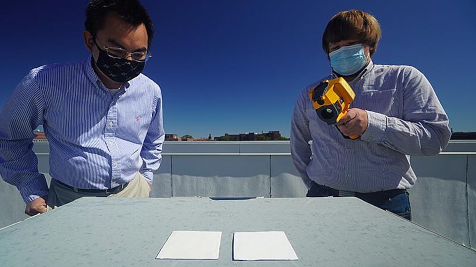 Des chercheurs utilisent une caméra infrarouge pour comparer les performances de refroidissement d'échantillons de peinture blanche sur un toit.