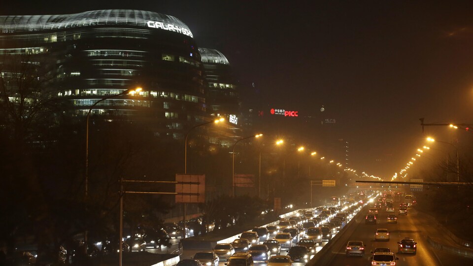 Autoroute très éclairée encerclant le centre de Pékin, en Chine, lors de l'heure de pointe du soir.