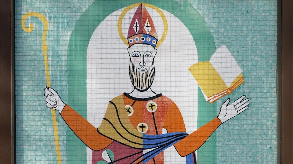 Une mosaïque de petits carreaux de tuiles représentant un personnage biblique, soit saint Patrick.