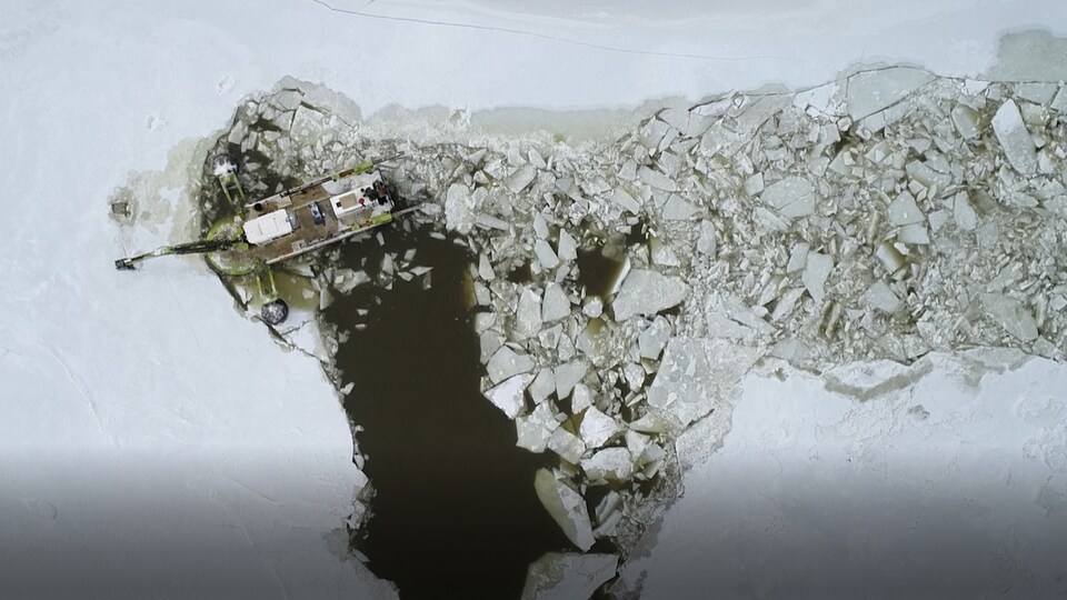 Une vue aérienne d'une pelle amphibie brisant la glace.
