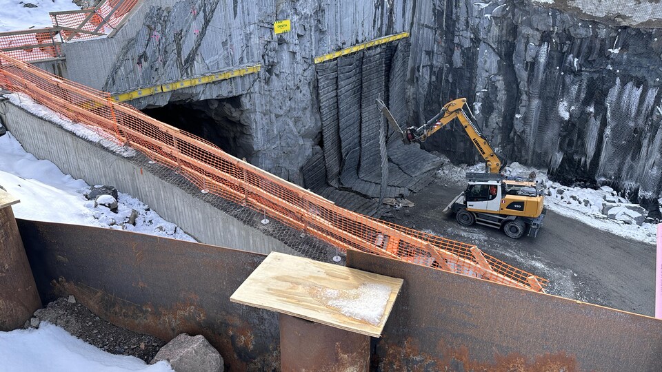 Une pelle mécanique creuse un tunnel au centre-ville d'Helsinki.