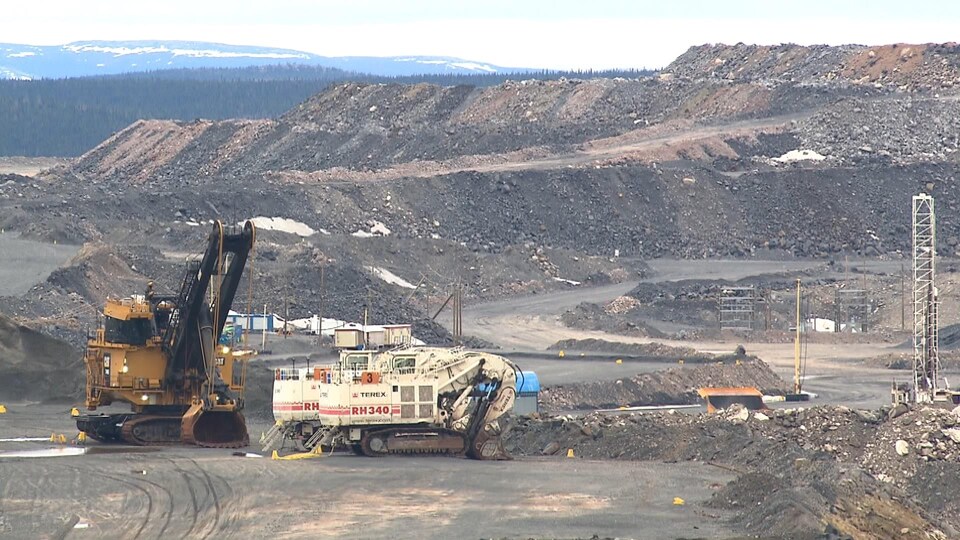 Des pelles mécaniques stationnées sur le site de la mine du lac Bloom, près de Fermont.