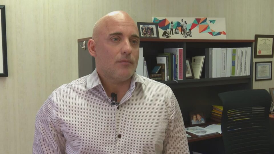 Marc Pelletier interviewé dans son bureau.