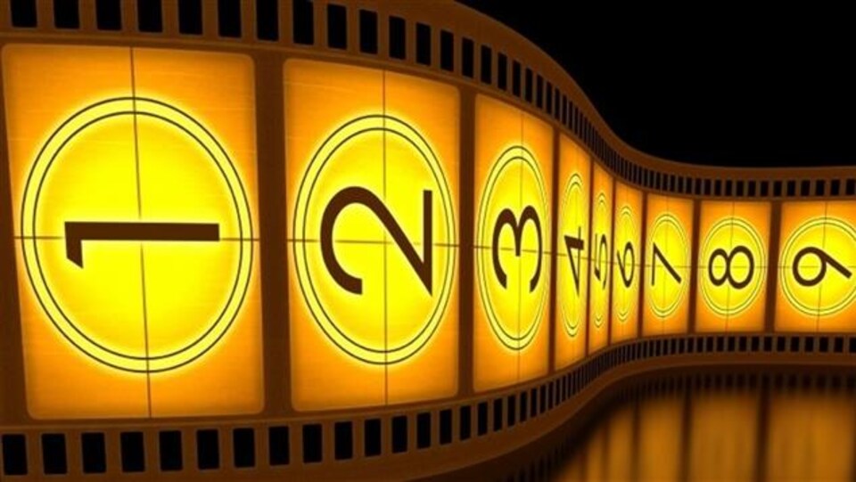 photo d'une pellicule cinématographique comportant les chiffres un à neuf.