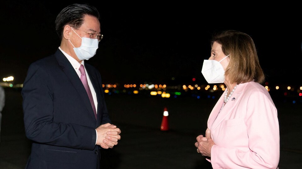 Joseph Wu accueille Nancy Pelosi à son arrivée. 