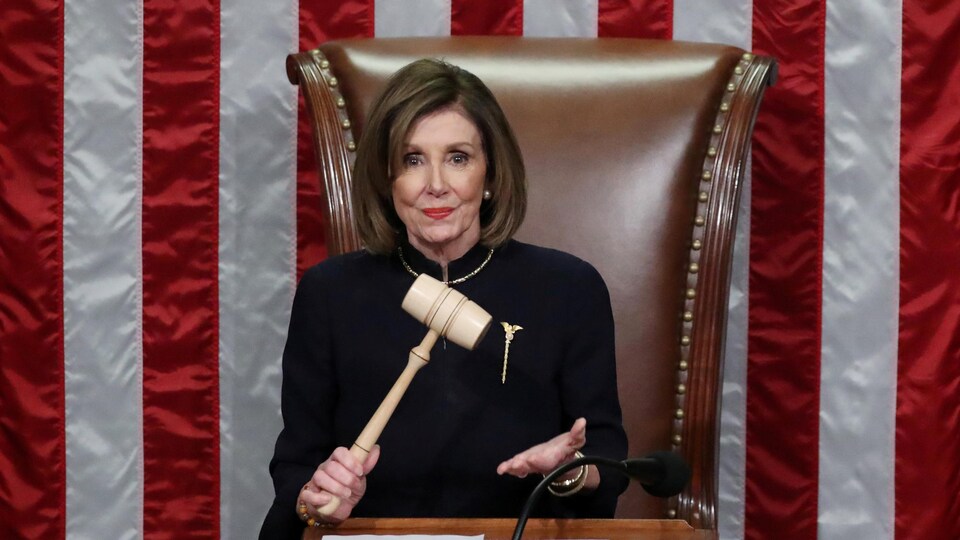 Nancy Pelosi, regardant devant elle et tenant un maillet
