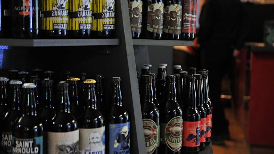 Des bières de microbrasserie disposées sur des étagères du dépanneur Peluso, à Montréal.