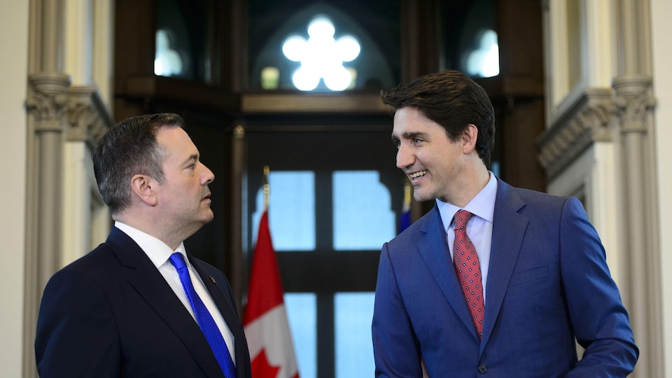 Le premier ministre de l'Alberta, Jason Kenney, et le premier ministre du Canada, Justin Trudeau, le jeudi 2 mai 2019.